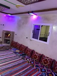 een woonkamer met een bank en een open haard bij Adrar N Darn Guesthouse in Taroudant +50 foto's