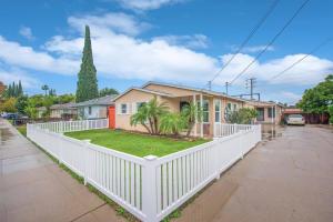 een wit hek voor een huis bij Welcome to your home at the Orange Circle in Orange