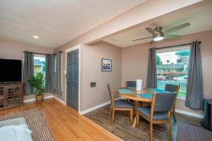 een eetkamer met een tafel en een tv bij Welcome to your home at the Orange Circle in Orange