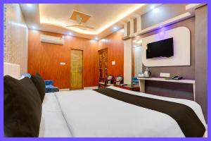 Μια τηλεόραση ή/και κέντρο ψυχαγωγίας στο Hotel Queen of Sea Inn Near Jagannath Temple - Fully Air conditioned Rooms -Wifi and Restaurant-Parking Facilities - A Premium Hotel In Puri