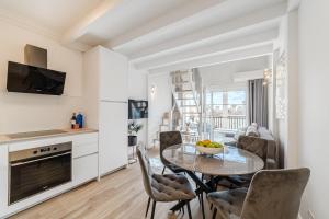 een keuken en eetkamer met een tafel en stoelen bij Yucca Park duplex in Adeje