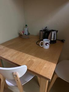 Příslušenství pro přípravu čaje a kávy v ubytování chambre 4 personnes avec entrée indépendante , grand parking, salle de bain, wc