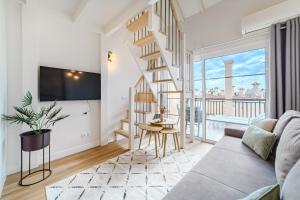 een woonkamer met een bank, een tv en een tafel bij Yucca Park duplex in Adeje