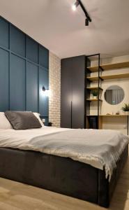 En eller flere senge i et værelse på Ana and David's apartment + 29 billeder