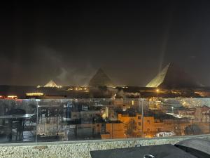een zicht op de piramides van Giza 's nachts bij Middle East pyramids veiw &spa in Caïro +20 foto's