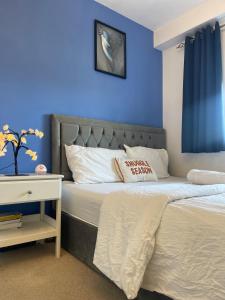 En eller flere senge i et værelse på Urban Blue En-suite