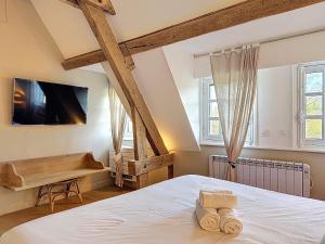 una camera da letto con un letto con due asciugamani di Villa Elysia YourHostHelper a Touques Altre 75 foto