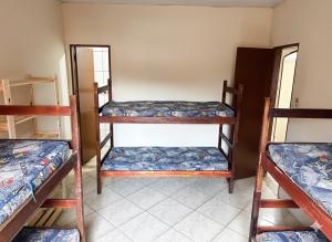 En eller flere senge i et værelse på Siqueira Beach House, Para Grupos + 1 billede