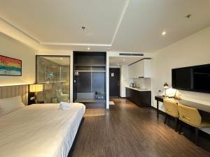 En eller flere senge i et værelse på Sapphire Hạ Long Aurora Apartment