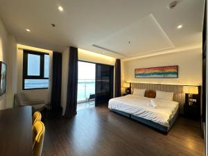 En eller flere senge i et værelse på Sapphire Hạ Long Aurora Apartment