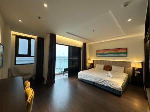 En eller flere senge i et værelse på Sapphire Hạ Long Aurora Apartment + 26 billeder