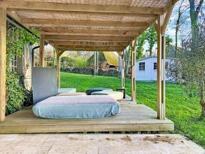 un letto in un padiglione su un ponte di legno di Villa Elysia YourHostHelper a Touques