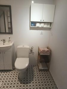 Et badeværelse på Apartament w Giżycku przy plaży