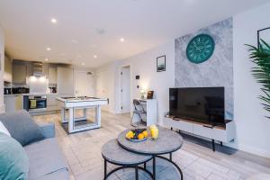 a living room with a couch and a tv at Birmingham City centre, Pool table, Spacious in Birmingham