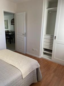 a bedroom with a bed and a dresser and a mirror at Check and Home - San Lorenzo - 2 Huéspedes con Pileta y Cochera in Mar del Plata