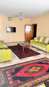 un soggiorno con due divani e un tavolo di Şafak pansiyon 