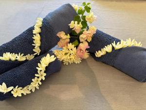 阿瓦托鲁Poe Guesthouse的一条蓝色毯子，上面有花朵图案