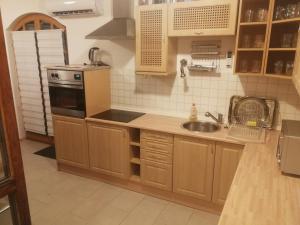 Kuchyň nebo kuchyňský kout v ubytování Napraforgó Vendégház Balatonvilágos