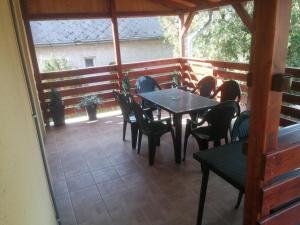 Balkón nebo terasa v ubytování Napraforgó Vendégház Balatonvilágos + 7 fotografií