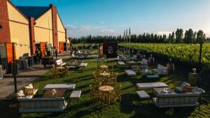 een groep tafels en stoelen voor een wijngaard bij Bodega Iaccarini Wine Lodge by BT Homes in San Rafael