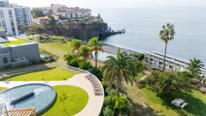een luchtzicht op de oceaan en een resort bij Acqua Mar in Funchal