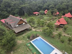 een luchtfoto van een resort met zwembad bij Hacienda Tambopata Lodge in Tambopata
