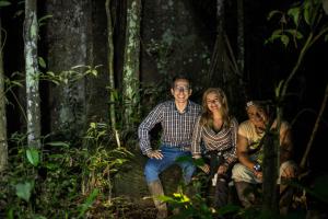 een groep mensen die op een rots in het bos zitten bij Hacienda Tambopata Lodge in Tambopata