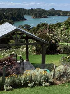 pérgola de madera con vistas al lago en Matai Whetū - Stargazer Tutukaka, en Tutukaka