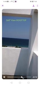 ein Blick auf das Meer aus einem Fenster in der Unterkunft Uncle Bob & Tere Beach House in Luna + 4 Fotos