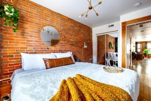 Кровать или кровати в номере Jungle House Luxury Homes - Columbus Downtown Short North - Walk to Convention Center & Nationwide Arena - Sleeps up to 10 - Free Parking - Over 5,800 Five Stars