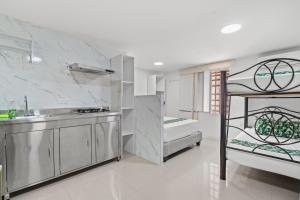 a kitchen with a bunk bed and a sink at Casa Hotel Ecosuite in Cali