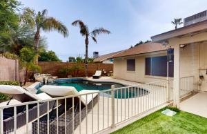 Bazén v ubytování Peoria Palms nebo v jeho okolí