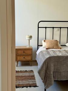 En eller flere senge i et værelse på Kiti Traditional Residences