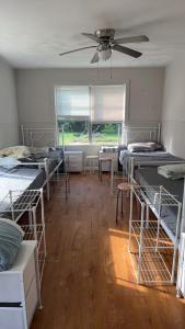 een kamer met veel stapelbedden en een plafondventilator bij A bed in Mike' s Home only 22 dollars a night in Texas City