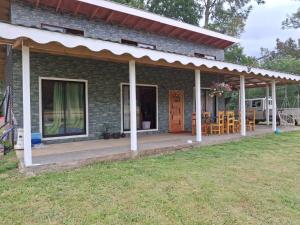 Tòa nhà nơi khu cắm trại tọa lạc