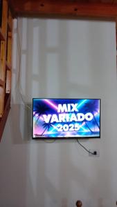 een flatscreen-tv die aan de muur hangt bij Duplex Luz de Sol in Las Toninas