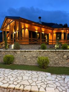 Φωτογραφία από το άλμπουμ του Cave Chalet - Waterfall Chalet στον Επτάλοφο