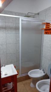 een badkamer met een douche, een toilet en een wastafel bij Duplex Luz de Sol in Las Toninas +11 foto's