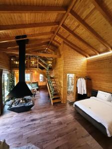 Ένα ή περισσότερα κρεβάτια σε δωμάτιο στο Cave Chalet - Waterfall Chalet