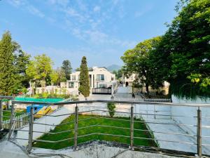 una escalera que conduce a una casa con patio en Vista Lodge Guest House, en Islamabad