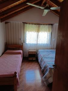 En eller flere senge i et værelse på Complejo Seikyo