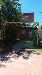 een huis met een luifel erop bij Duplex Luz de Sol in Las Toninas