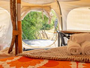 El RosarioLa Colmena Glamping Zangano的露营车里桌子上堆着一摞毛巾