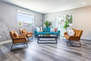 ein Wohnzimmer mit 3 Stühlen und einem Sofa in der Unterkunft Escape in Modern 4BR Home Sleeps 10 with Parking in Hollywood Burbank Airport + 34 Fotos