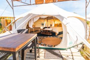 El RosarioPicaflor的帐篷内配有桌椅