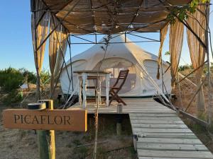 El RosarioPicaflor的圆顶帐篷配有桌子和椅子