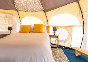 El RosarioPicaflor的帐篷里有一张床的卧室