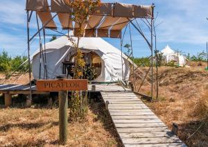 El RosarioPicaflor的蒙古包前立着一块写着“捕食者”的牌子