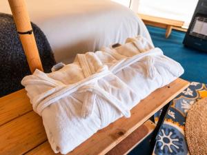 El RosarioPicaflor的床边的木桌上放着一条白色毛巾。 更多101张照片