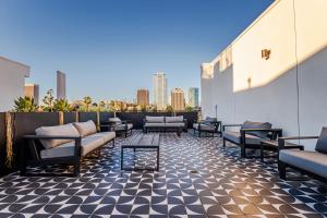 un patio con divani e tavoli su un edificio di Luxury 1BD Condo in LA with Rooftop City Views, Gym & Free Parking a Los Angeles